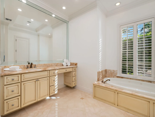 Luxury Vacation Residence in Palm Beach - Steps to Beach with Fire Place & Pool